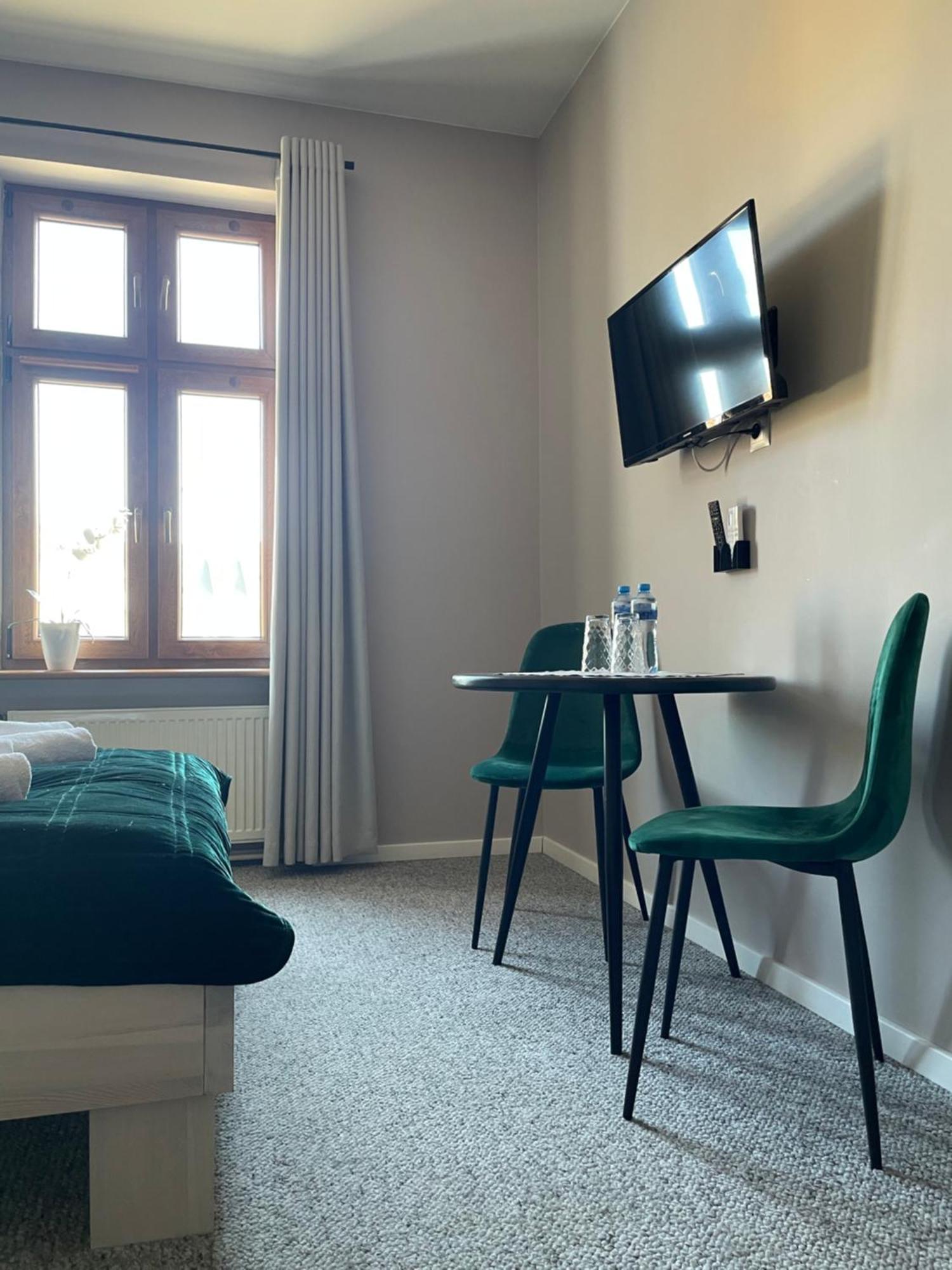 Wielkopolanka Pokoje Goscinne I Restauracja Chodzież Esterno foto
